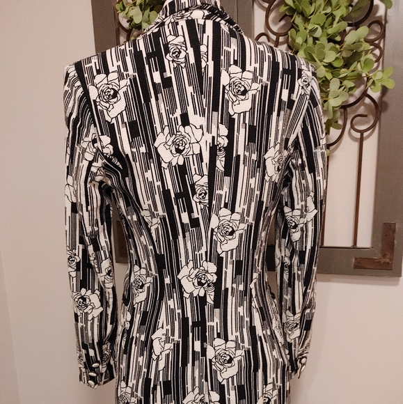 Stunning rose designed jacket. - Picture 8 of 11